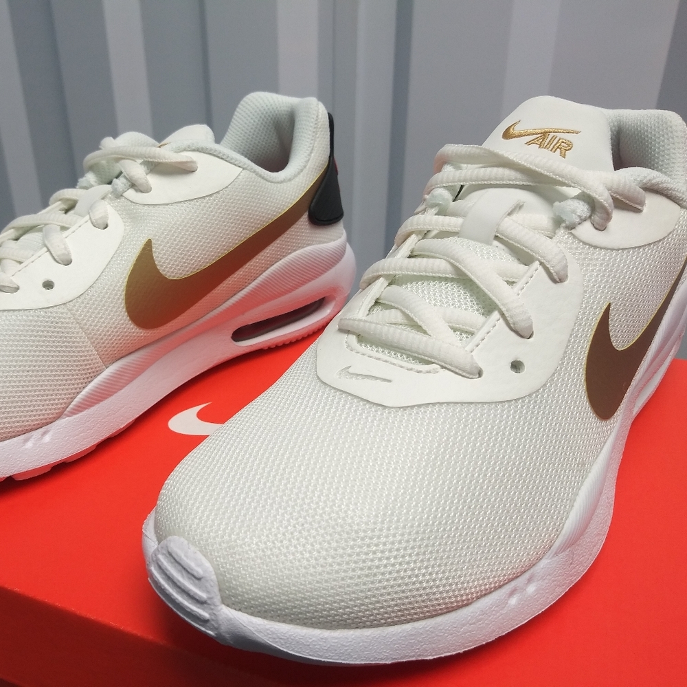 Nike Air Max Oketo. New. Women's sizes: 6 - 9.5
